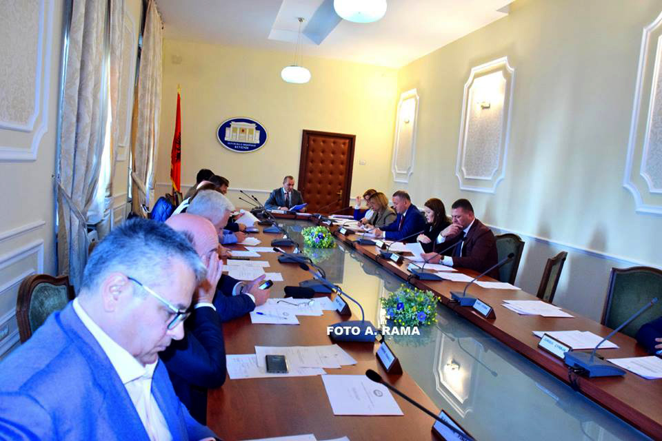 Qeveria 50 gardistë për spiunimin e anëtarëve të Vetting-ut