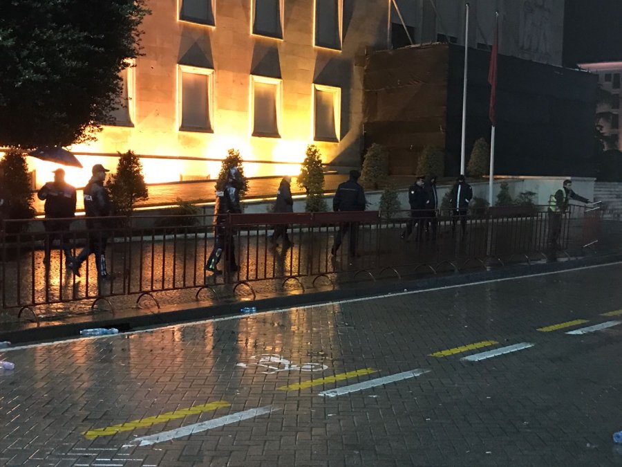 FOTO/ Aksident përpara Kryeministrisë, plagoset një grua