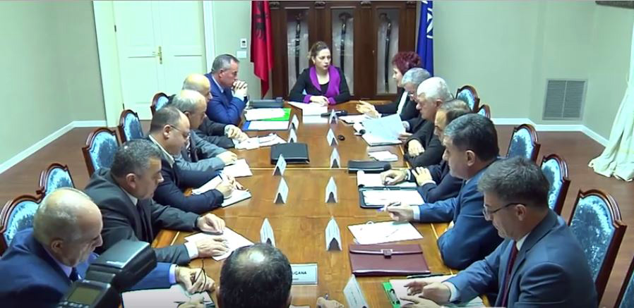 Olta Xhaçka “vë në rresht” prefektët ish-ushtarakë: Dilni nga zyrat