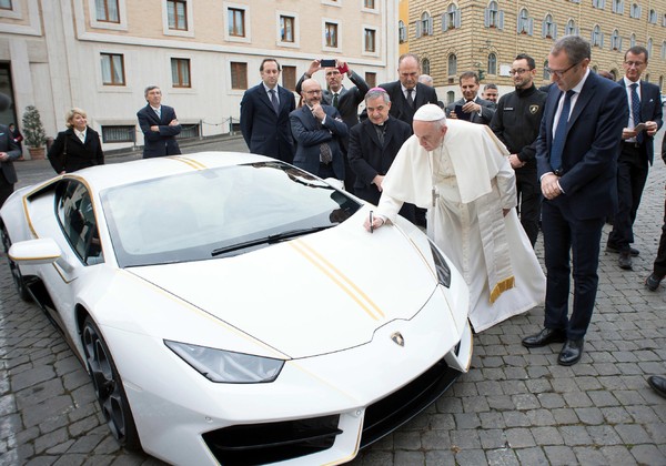 FOTO GALERI/ Papa Francesku bëhet pronar i një Lamborghini