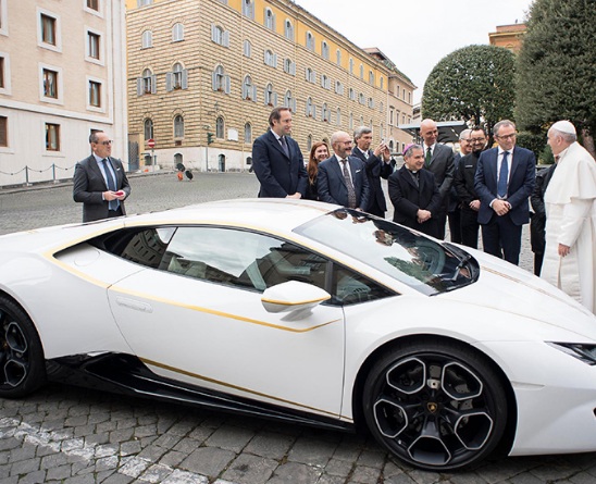 FOTO GALERI/ Papa Francesku bëhet pronar i një Lamborghini
