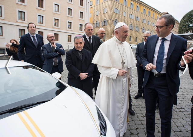 FOTO GALERI/ Papa Francesku bëhet pronar i një Lamborghini