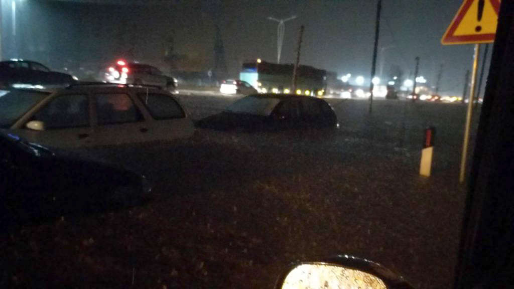 FOTO LAJM/ Situatë emergjente, përmbytet autostrada Tiranë – Durrës