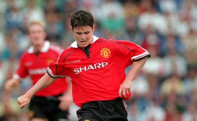 FOTO & EMRI/ Ju mërzitën femrat e paratë, ish-lojtari i United bëhet prift