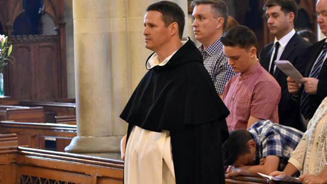 FOTO & EMRI/ Ju mërzitën femrat e paratë, ish-lojtari i United bëhet prift