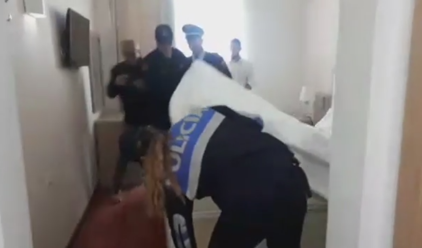 VIDEO/ Policia kthen përmbys “Santa Quarantan”, kontrollohen dyshekët dhe frigoriferët