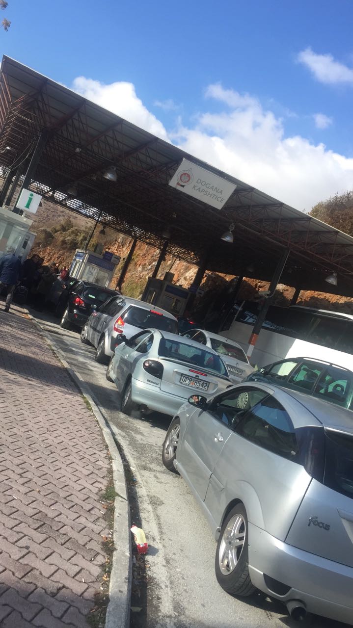 Pas Kakavijës bllokohet kalimi dhe në Kapshticë e Qafë Botë