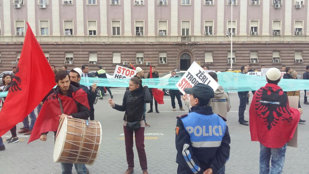 FOTO GALERI/ “Nuk largohemi pa na pritur Rama” – Protestë para kryeministrisë për ndërtimin e HEC-ve në Valbonë