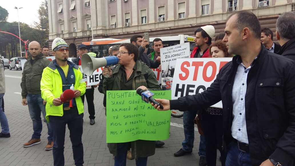 FOTO GALERI/ “Nuk largohemi pa na pritur Rama” – Protestë para kryeministrisë për ndërtimin e HEC-ve në Valbonë