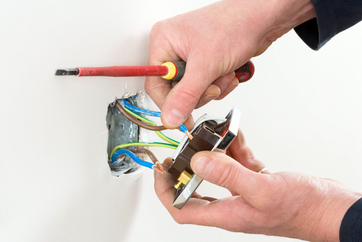 Pogradec, rregullonte prizën e televizorit, e zë korrenti