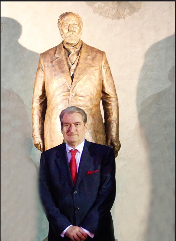 FOTO LAJM/ Berisha: Nderim të madh burrit që shpalli Pavarësinë e Shqipërisë dhe themeloi shtetin shqiptar!