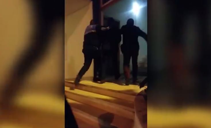 VIDEO & EMRI/ Sarandë, vodhi në lokal çantën me 4500 euro, ja pamjet e prangosjes së hajdutit