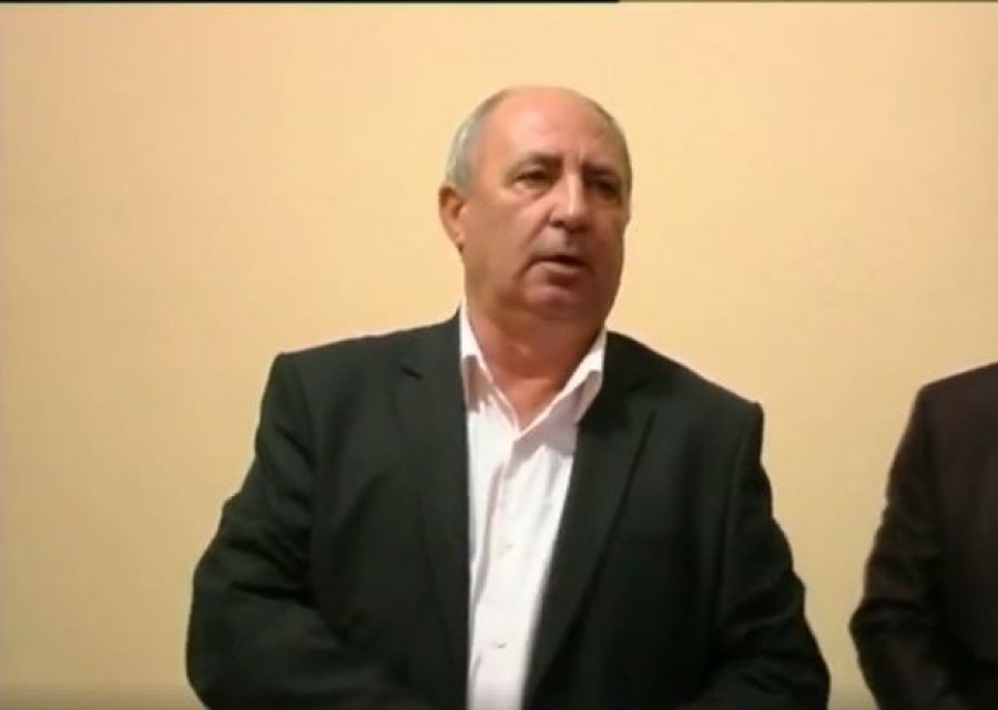 FOTO/ Dorëzohet në polici vjehrri i kreut të PS në Kavajë, Gentian Daja, kërkohej për tjetërsim pronash