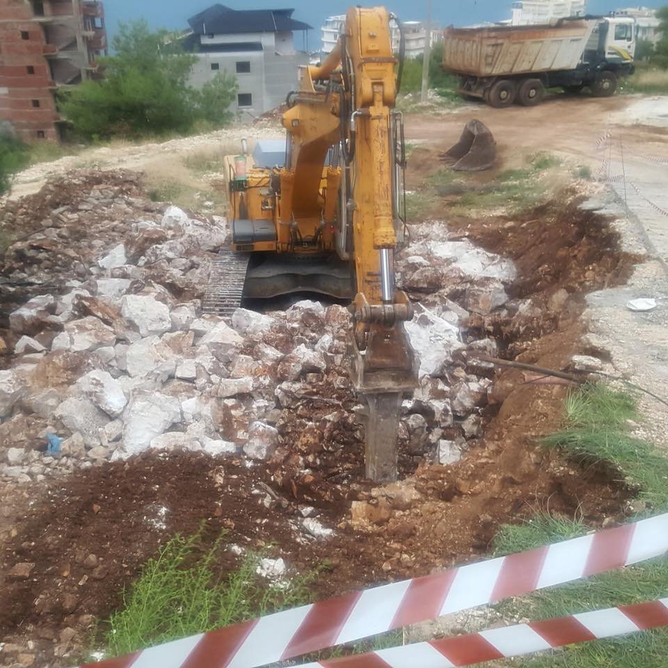 EMRAT & FOTO GALERI/ Sarandë, burrë e grua zyrtarë të shtetit, grabisin pronën publike