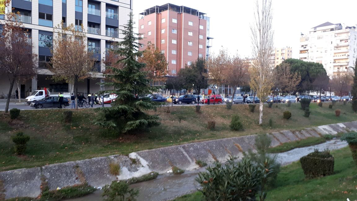 FOTO & DETAJE/ Tiranë, aksident pranë shkollës “Ismail Qemali”, makina përplas këmbësoren