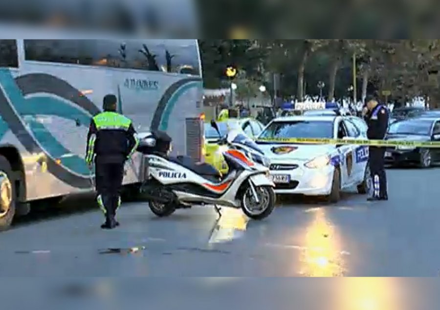 FOTO & DETAJE/ Tiranë, aksident pranë shkollës “Ismail Qemali”, makina përplas këmbësoren