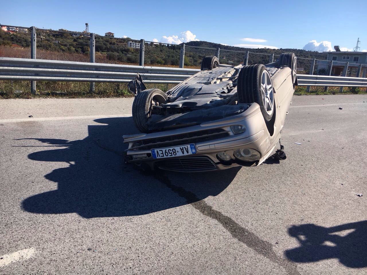 FOTO/ Mercedesi përmbyset në autostradën Vlorë – Levan, dy persona rëndë në spital