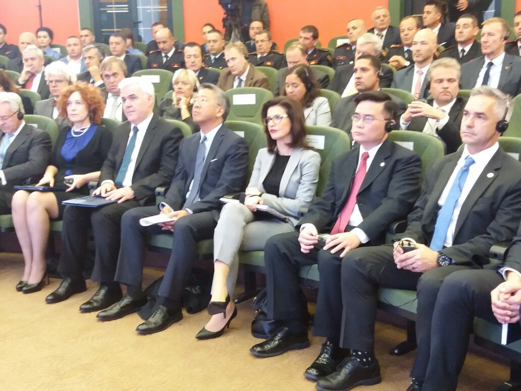 FOTO/ Mbërrijnë në Tiranë dy agjentët e parë të FBI-së, ja kush janë