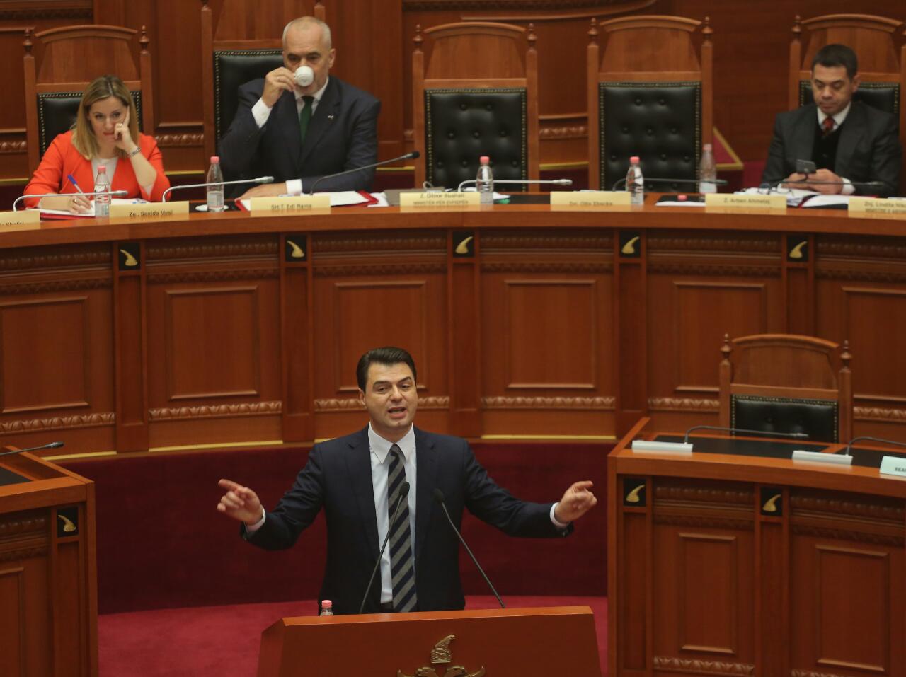 FOTO GALERI/ Momente pikante nga përplasja Rama-Basha në Kuvend, kryedemokrati e akuzon kurse kryeministri pi kafe