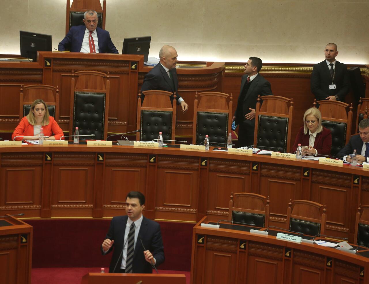 FOTO GALERI/ Momente pikante nga përplasja Rama-Basha në Kuvend, kryedemokrati e akuzon kurse kryeministri pi kafe