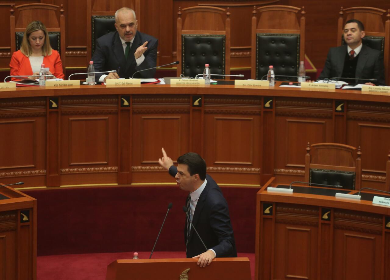 FOTO GALERI/ Momente pikante nga përplasja Rama-Basha në Kuvend, kryedemokrati e akuzon kurse kryeministri pi kafe