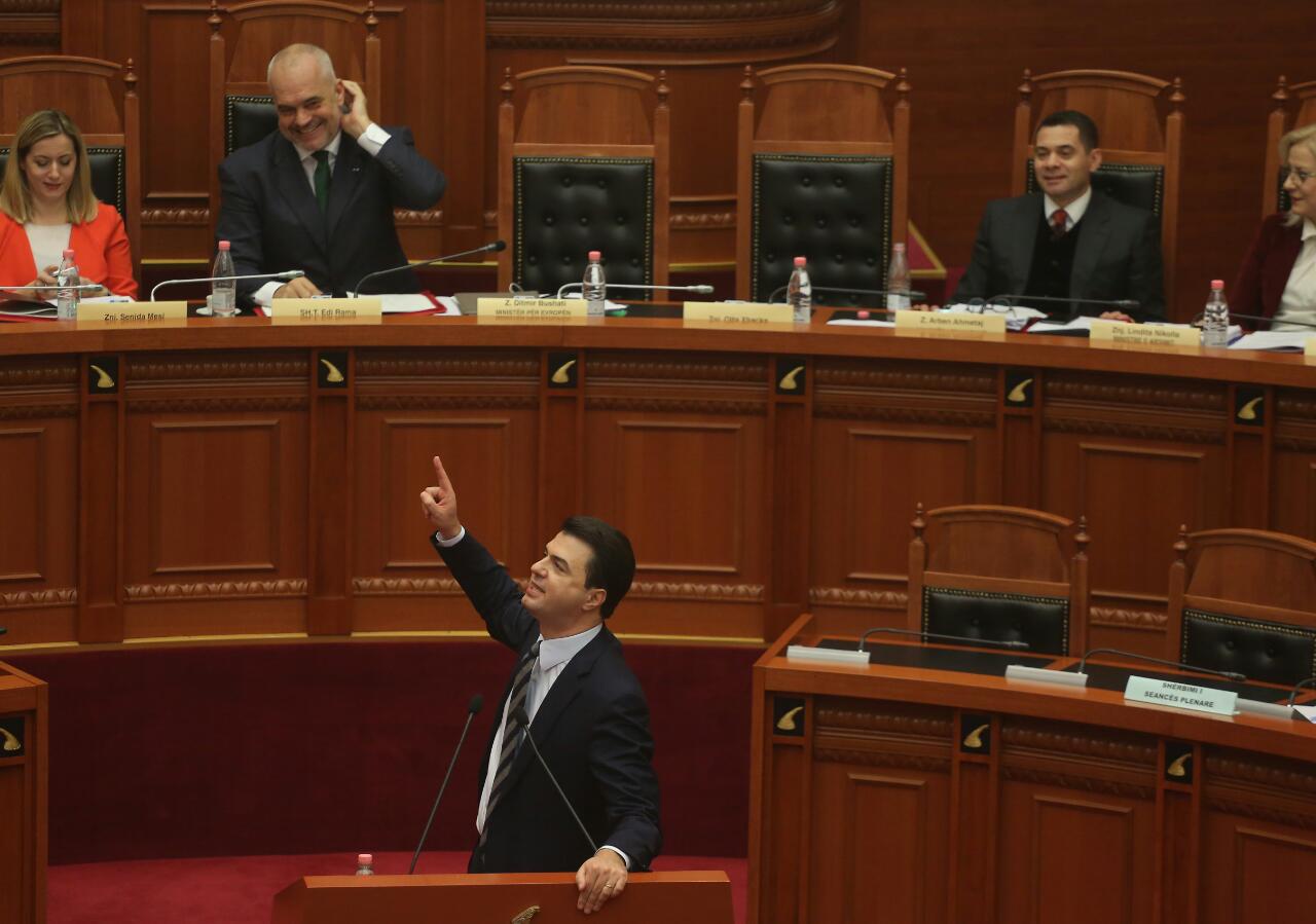 FOTO GALERI/ Momente pikante nga përplasja Rama-Basha në Kuvend, kryedemokrati e akuzon kurse kryeministri pi kafe