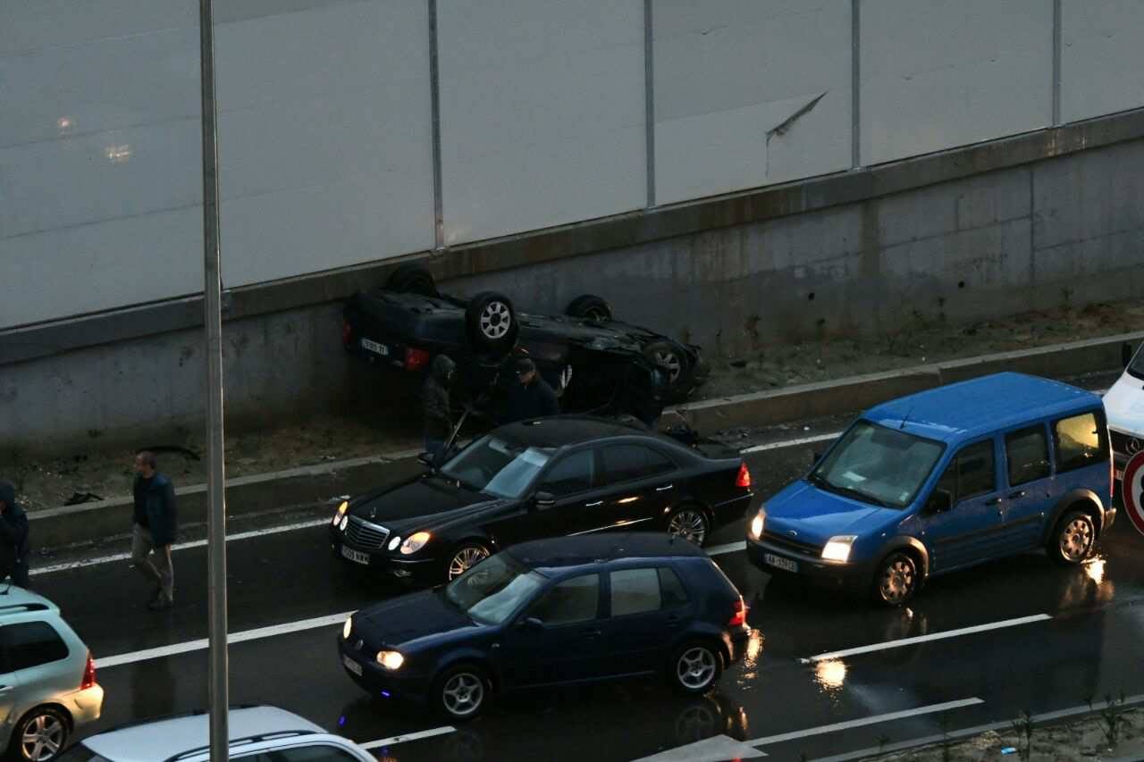 FOTO & VIDEO GALERI/ Aksident i rëndë tek Unaza e Madhe, përmbyset makina
