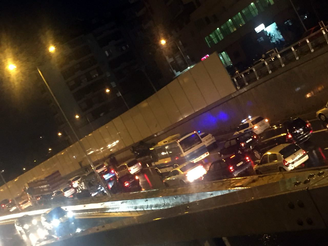 VIDEO & FOTO GALERI/ Aksident te Unaza e Madhe, makina e përmbysur bllokon trafikun