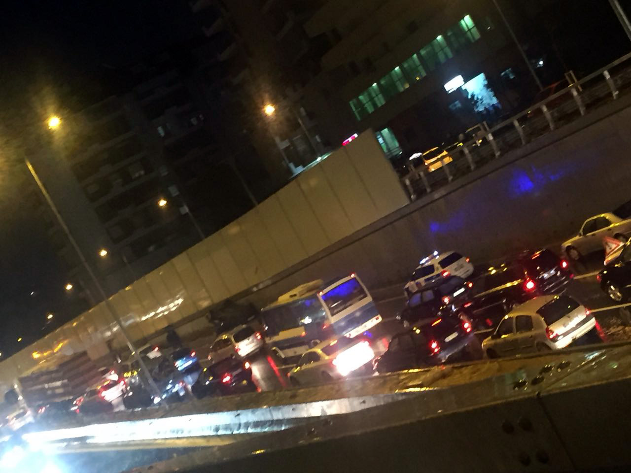 VIDEO & FOTO GALERI/ Aksident te Unaza e Madhe, makina e përmbysur bllokon trafikun