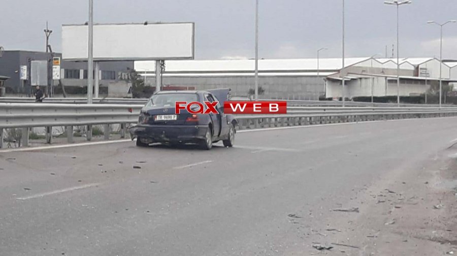 FOTO/ Aksident i rëndë në Kavajë, makina rrotullohet disa herë në autostradë