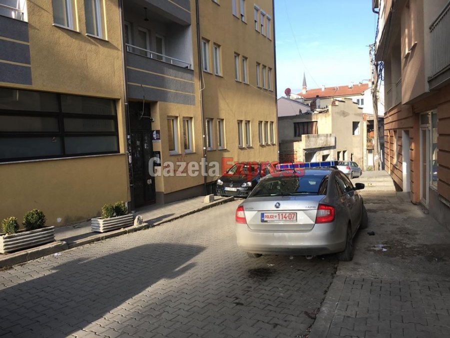 FOTO/ Shtëpia e Albin Kurtit rrethohet nga policia, pritet arrestimi i ish-liderit të Vetëvendosjes