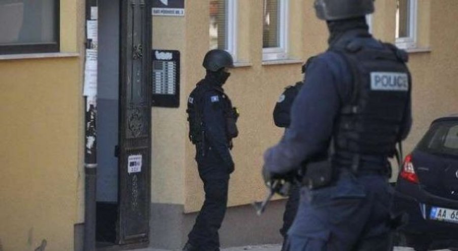 FOTO/ Shtëpia e Albin Kurtit rrethohet nga policia, pritet arrestimi i ish-liderit të Vetëvendosjes