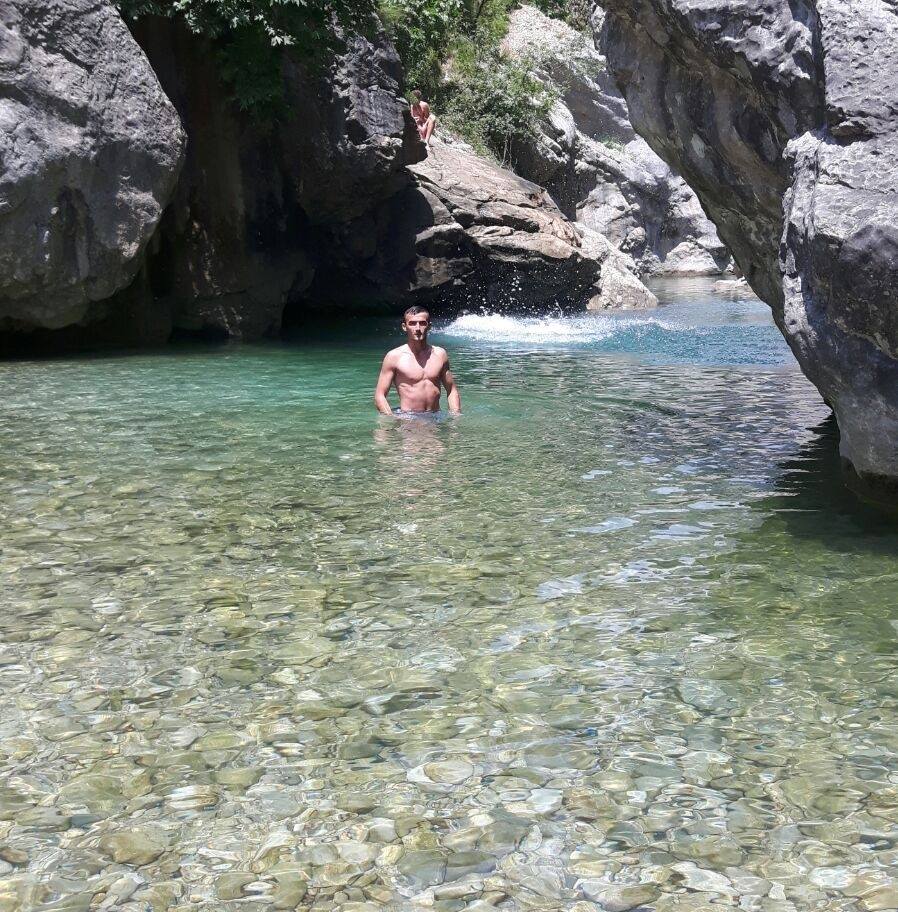 FOTO/ Flet babai i komandos që dezertoi nga ushtria: E di që është në Angli, shteti shqiptar i jepte 290 mijë lekë rrogë