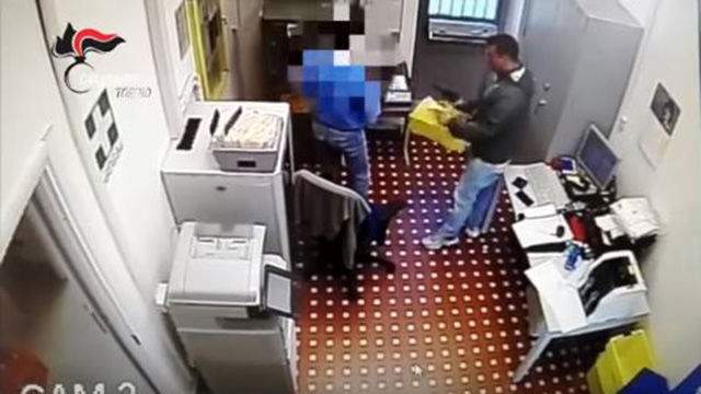 VIDEO & EMRA/ Me pistoleta në duar emigranti shqiptar dhe italiani grabisin zyrën postare