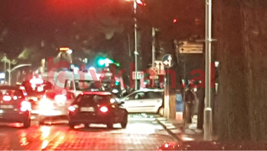 FOTO/ Aksident përpara Kryeministrisë, plagoset një grua