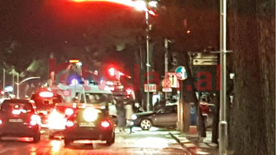 FOTO/ Aksident përpara Kryeministrisë, plagoset një grua