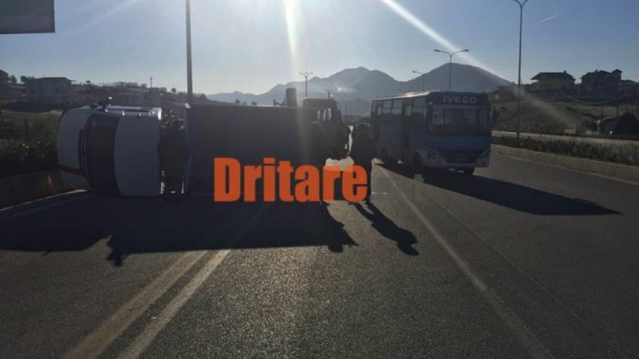 FOTO GALERI/ Tre makina përplasen pranë TEG-ut, përmbyset kamionçina