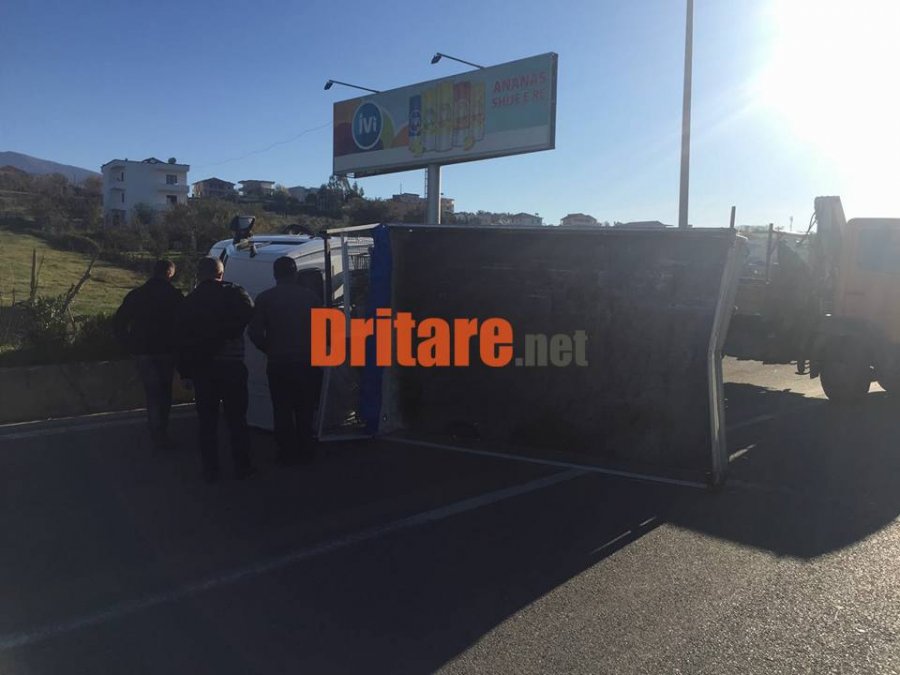 FOTO GALERI/ Tre makina përplasen pranë TEG-ut, përmbyset kamionçina