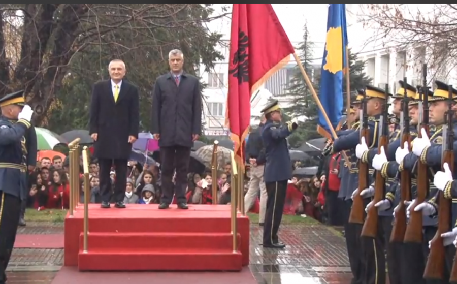 VIDEO/ Presidenti Meta në Kosovë, pritet nga homologu Hashim Thaçi