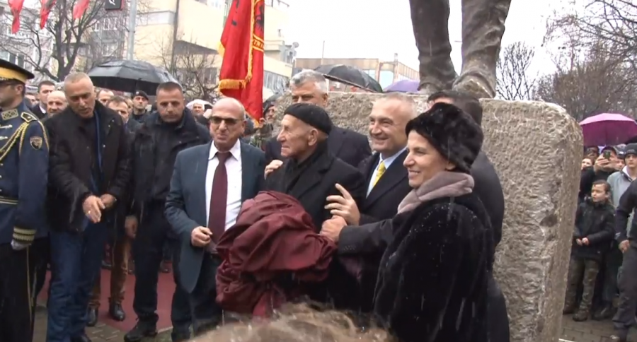 FOTO/ Thaçi dhe Meta zbulojnë shtatoren madhështore të Idriz Seferit në Gjilanin e mbuluar nga dëbora