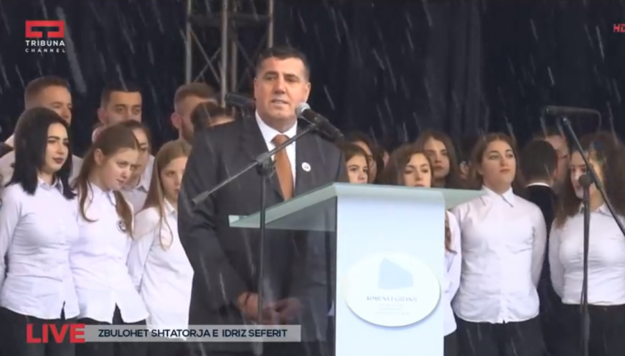 FOTO/ Thaçi dhe Meta zbulojnë shtatoren madhështore të Idriz Seferit në Gjilanin e mbuluar nga dëbora