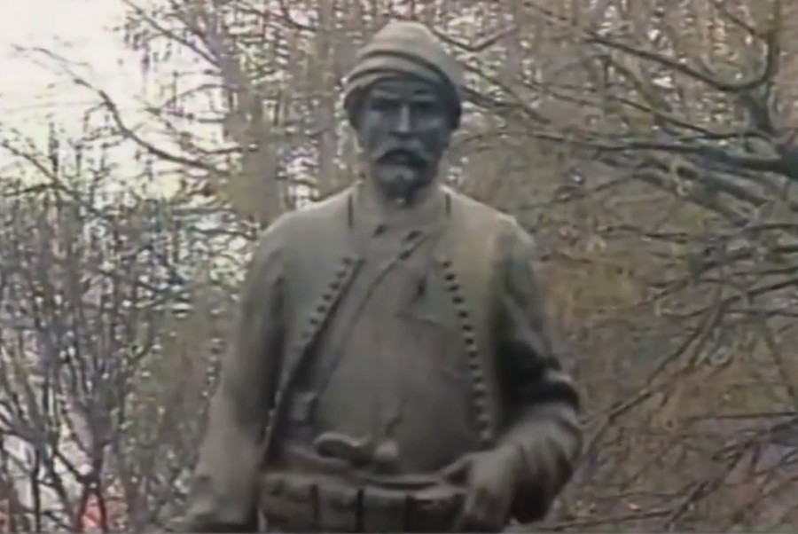 FOTO/ Thaçi dhe Meta zbulojnë shtatoren madhështore të Idriz Seferit në Gjilanin e mbuluar nga dëbora