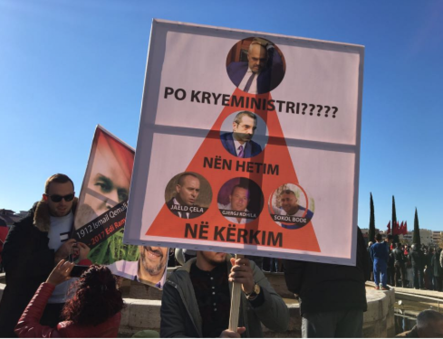 FOTO GALERI/ Rama befasohet në Vlorë, pritet me protesta: “Shpalle narko-shtetin”