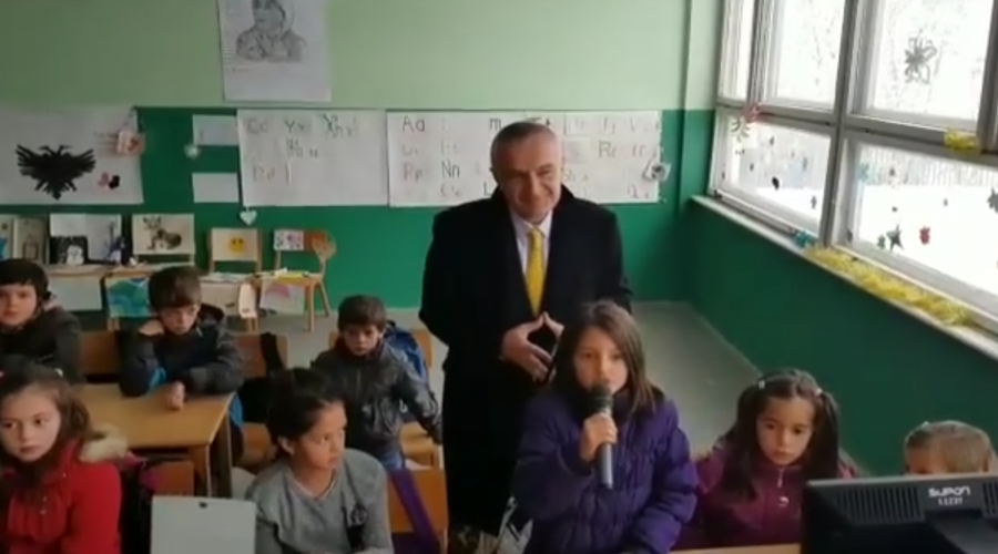 VIDEO/ Meta: Me poezinë e një nxënëseje nga Medvegja ju uroj “Gëzuar Ditën e Flamurit”