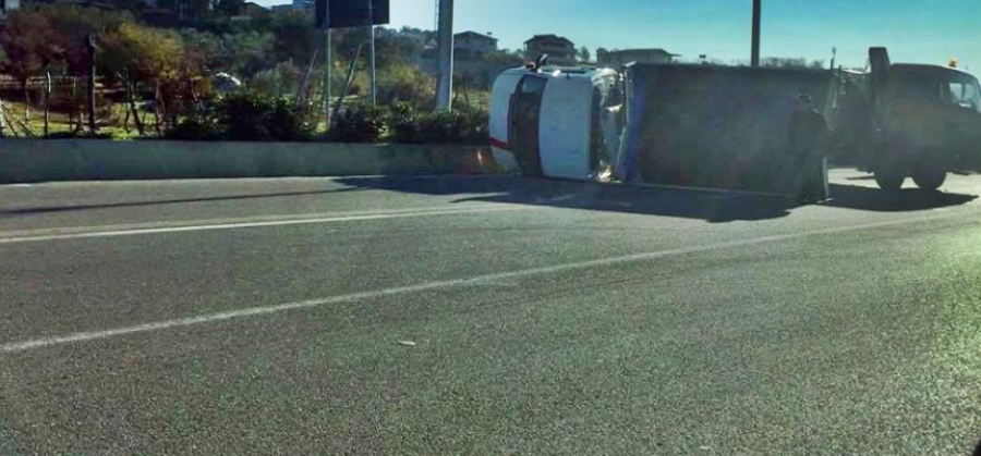 FOTO GALERI/ Tre makina përplasen pranë TEG-ut, përmbyset kamionçina