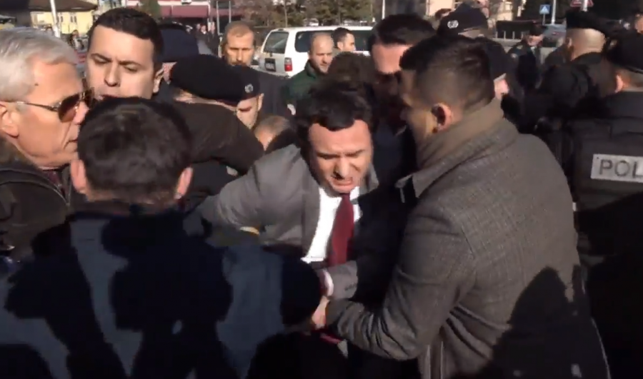FOTO GALERI/ Policia e Kosovës arreston ish-liderin e Vetëvendosje Albin Kurti teksa hynte në Kuvend