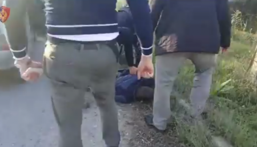 VIDEO/ Arrestohen 2 të rinj me drogë dhe armë në Fushë Krujë, ja emrat
