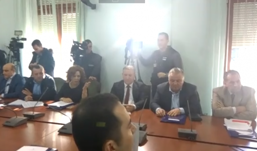 KOMISIONI I SIGURISË/ Noka thumbon Gjebrean për udhëtimin me Habilajt, deputetja e PS-së acarohet