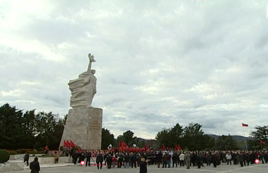 VIDEO-FOTO/ Përvjetori i 73-të i Çlirimit, Krerët e Shtetit zhvillojnë homazhe në Varrezat e Dëshmorëve
