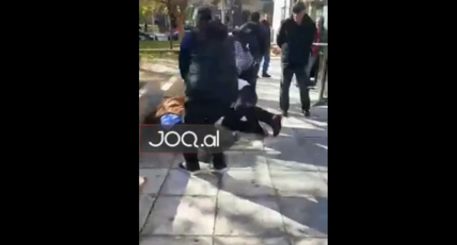 VIDEO/ Taksistët shqiptarë grushte në mes të Selanikut: O shkër*atë, o të q**sha gruan…